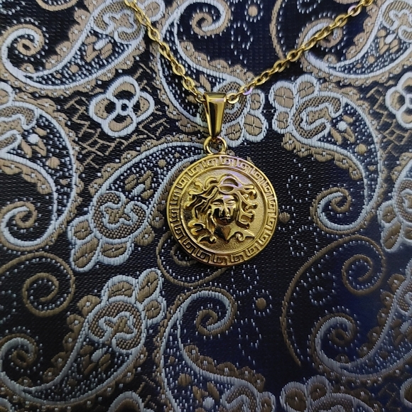 18K Gold Plated Medusa Pendant Necklace Coin Shape and Chain - Picture 9 of 10